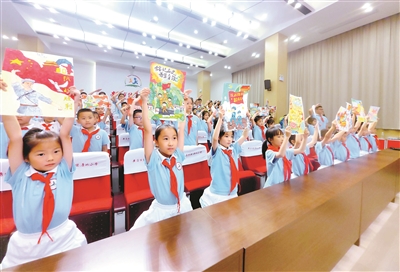 在安徽省安庆市健康路小学，学生们现场展示自己创作的国防主题绘画作品。方 迪摄
