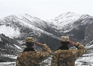 高原之上，武警云南总队某中队战士遥望雪山。