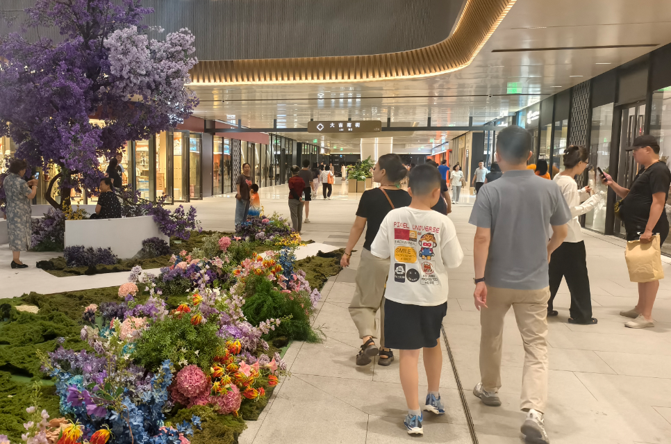 华灯初上,北京市西城区大吉巷商业街区内人来人往。人民网记者 乔业琼摄