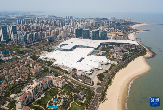 这是4月4日拍摄的第五届中国国际消费品博览会主会场海南国际会展中心（无人机照片）。