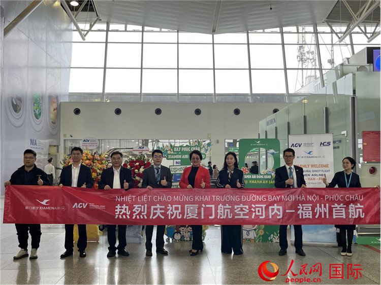 中越两国嘉宾在首航开通仪式上。人民网记者 杨晔摄