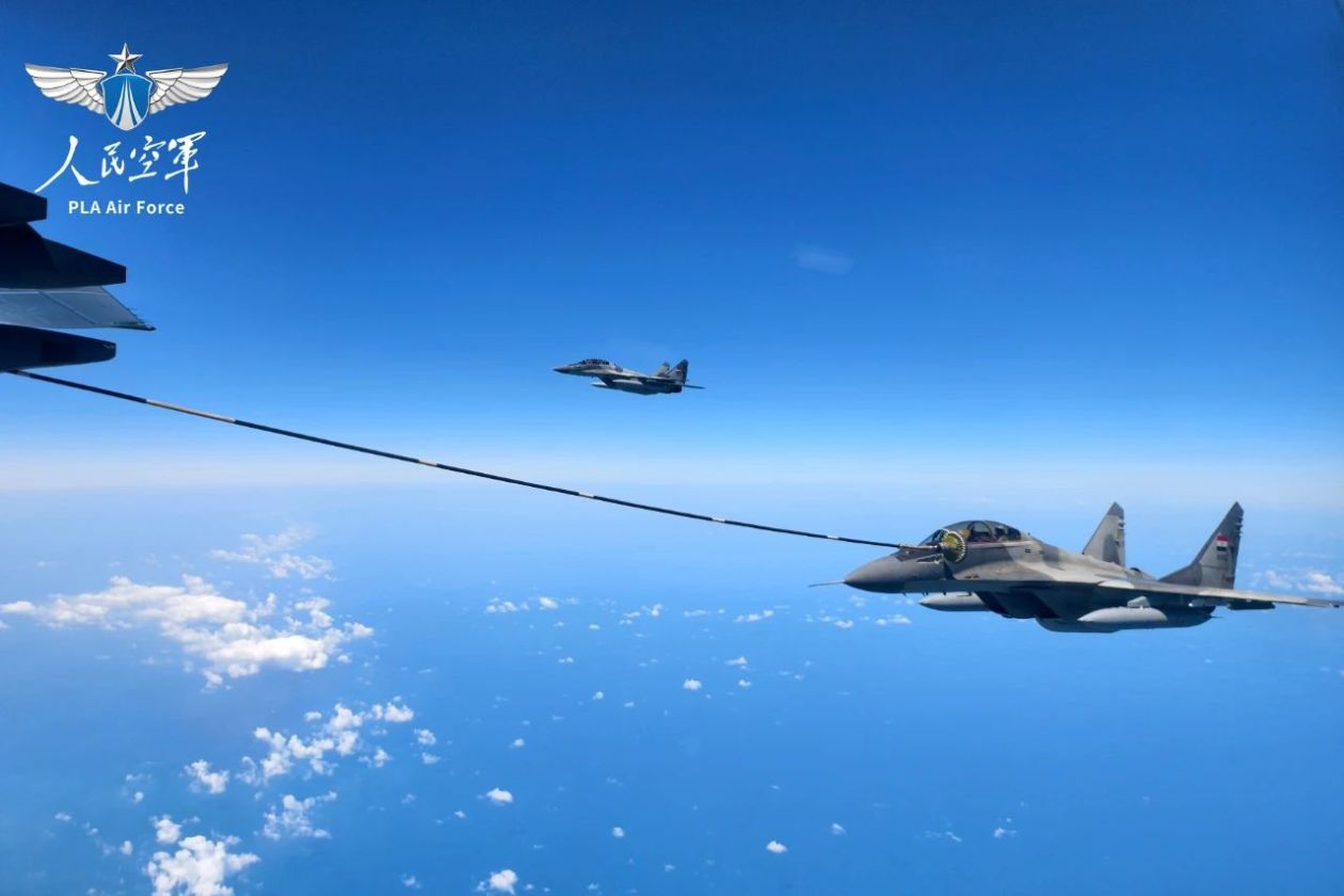 4月28日,参加中埃“文明之鹰-2025”空军联合训练的中国空军运油-20飞机和埃及空军米格-29飞机进行空中加油训练。图源:“人民空军”微信公众号