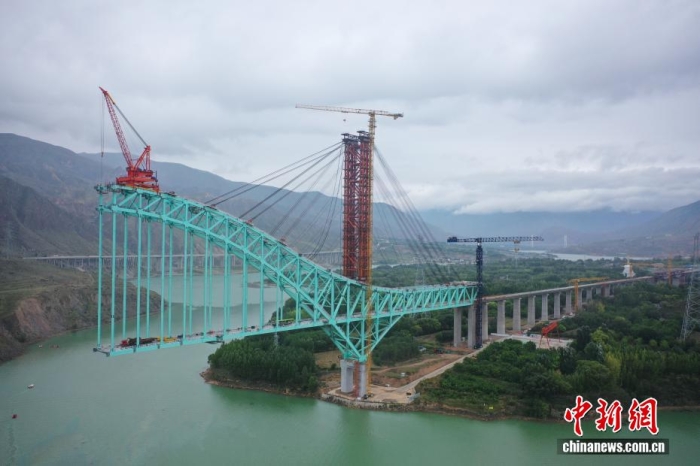 8月22日3时许,川青铁路青海段尖扎黄河特大桥发生施工绳索断裂事故。截至当日12时,事故已造成6人遇难,10人失联,救援工作正在开展。图为尖扎黄河特大桥。(无人机照片)张忠苹 摄 8月22日3时许,川青铁路青海段尖扎黄河特大桥发生施工绳索断裂事故。截至当日12时,事故已造成6人遇难,10人失联,救援工作正在开展。图为尖扎黄河特大桥。(无人机照片)张忠苹 摄