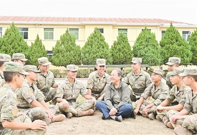 张娟娟（前排左四）走进军营与官兵交谈。王 渊摄
