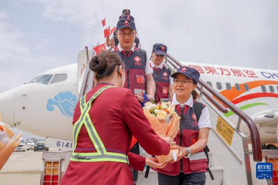 5月18日,工作人员在昆明长水国际机场为中国政府援缅卫生防疫队队员献花。新华社发(彭奕凯摄)