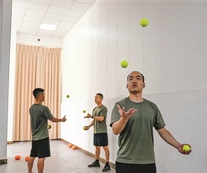 该部飞行员进行抛接网球训练。袁 俊摄