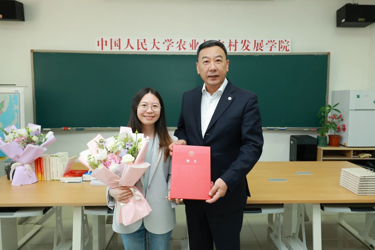 张东刚为叶紫薇（左）送上聘书。图源：中国人民大学