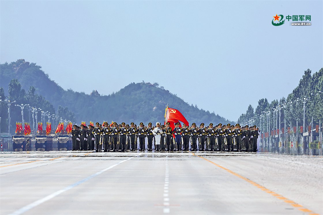 受阅方队雄姿英发,以昂扬的精神状态准备接受党和人民的检阅。 琚振华 摄