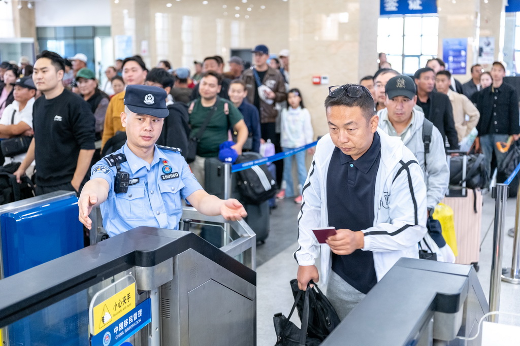 9月3日,在内蒙古二连浩特公路口岸联检大厅,旅客从快捷通道通关。