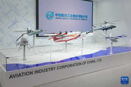 这是在法国巴黎近郊举行的第55届巴黎-布尔歇国际航空航天展览会(巴黎航展)上拍摄的中国航空工业集团展台产品模型(6月15日摄)。新华社发(中国航空工业集团供图)