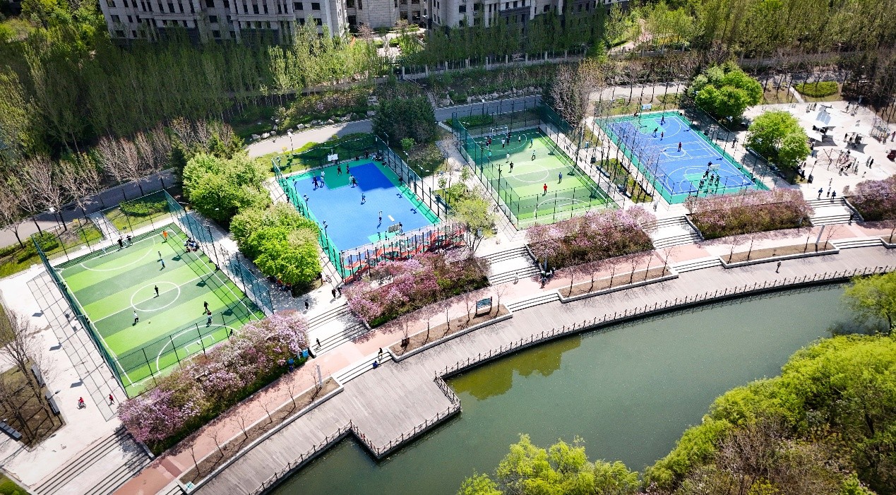 2025年5月,市民在哈尔滨市群力体育公园锻炼。人民网记者 苏靖刚摄