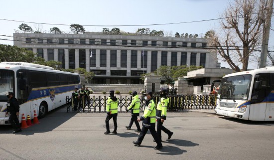 4月3日,在韩国首尔,警察在韩国宪法法院前执勤。新华社记者姚琪琳摄