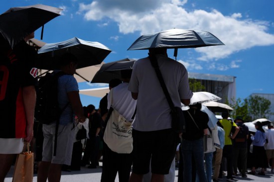 7月10日,游客在日本大阪世博会园区内游览参观。新华社记者贾浩成摄