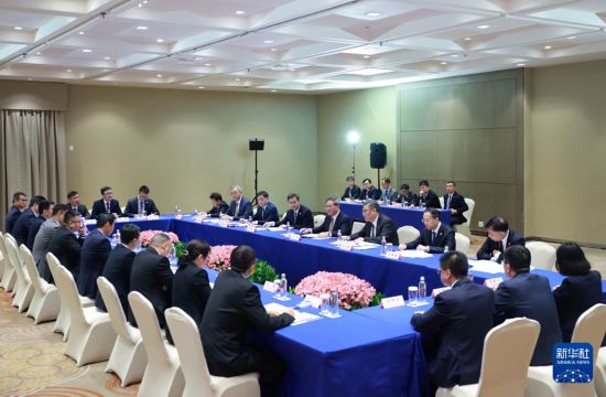 当地时间7月8日,国务院总理李强在里约热内卢出席在巴西中资企业座谈会。新华社记者 王晔 摄