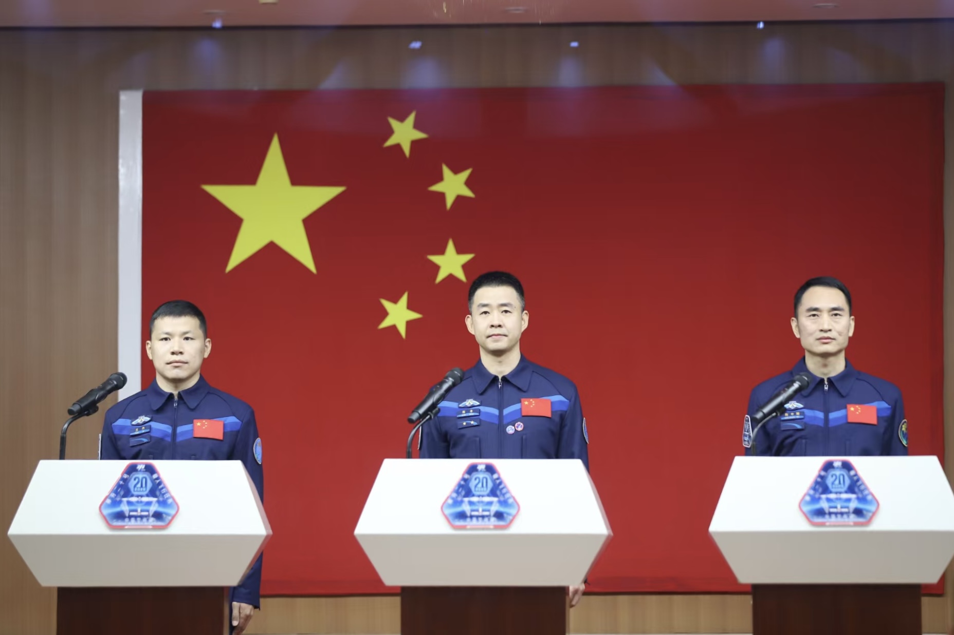 4月23日，神舟二十号航天员乘组在酒泉卫星发射中心问天阁与中外媒体记者集体见面。人民网记者 黄帆摄