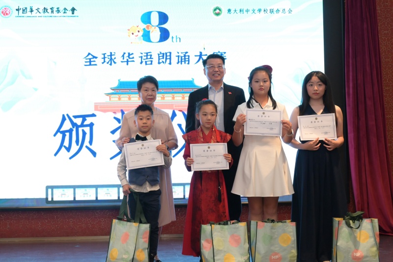 中国驻米兰总领事刘侃与一等奖选手合影。 主办方供图