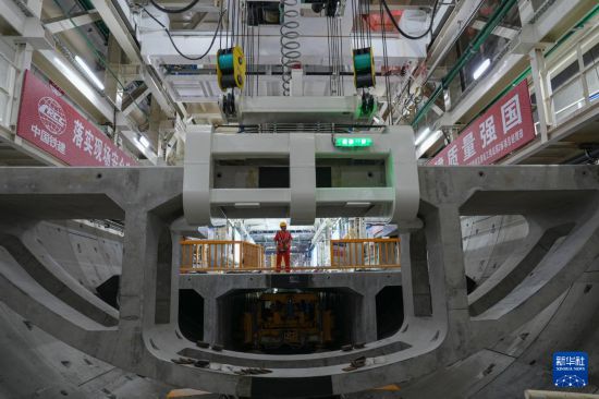 8月1日，中铁十四局技术人员在钱塘江隧道“钱塘号”盾构机内操作箱涵拼装设备。