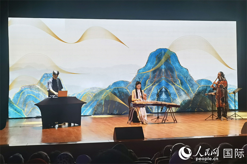 图为艺术家们在“对话·知音——音乐连接世界”音乐会现场表演。人民网记者 沈小晓摄
