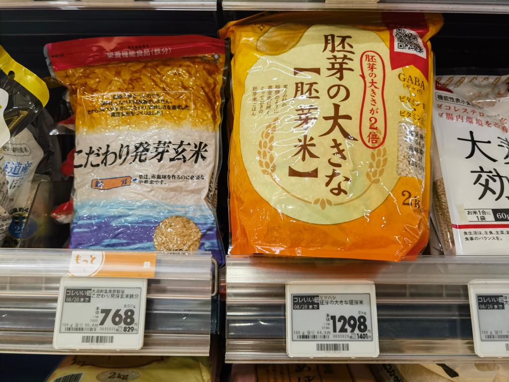 这是2024年7月26日在日本东京一家连锁超市拍摄的货架上的大米(手机照片)。新华社记者钟雅摄