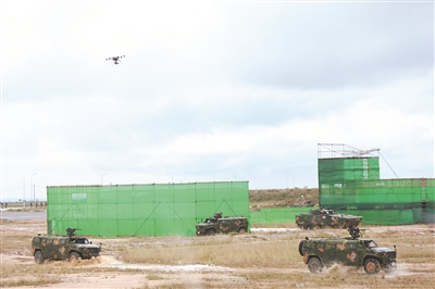陆空方向实兵实弹演练现场，中柬联合任务部队在无人装备配合下向“恐怖分子”据点突入。本报特约记者 段江山摄