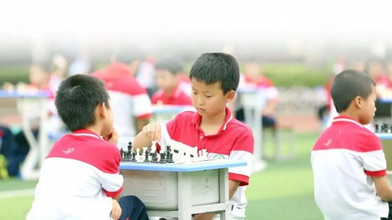 重庆市万盛经开区万盛小学，同学们在对弈。 王泸州 摄