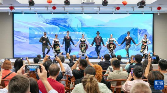 6月16日,在塞尔维亚首都贝尔格莱德中国文化中心,塞尔维亚演员展示当地传统舞蹈科罗舞。新华社发(王韡摄)