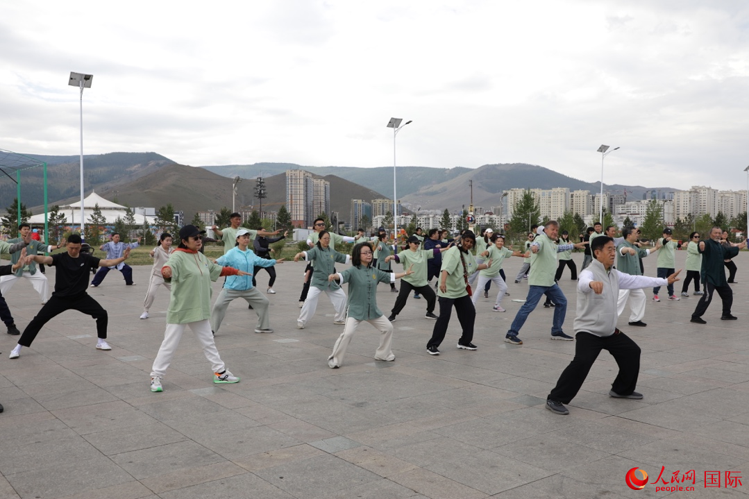 大家一起习练太极拳。人民网记者 张朋辉摄