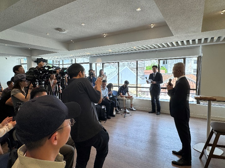 图为戴建业(右)接受粤港澳媒体湾区行联合采访团采访。人民网记者 富子梅 摄