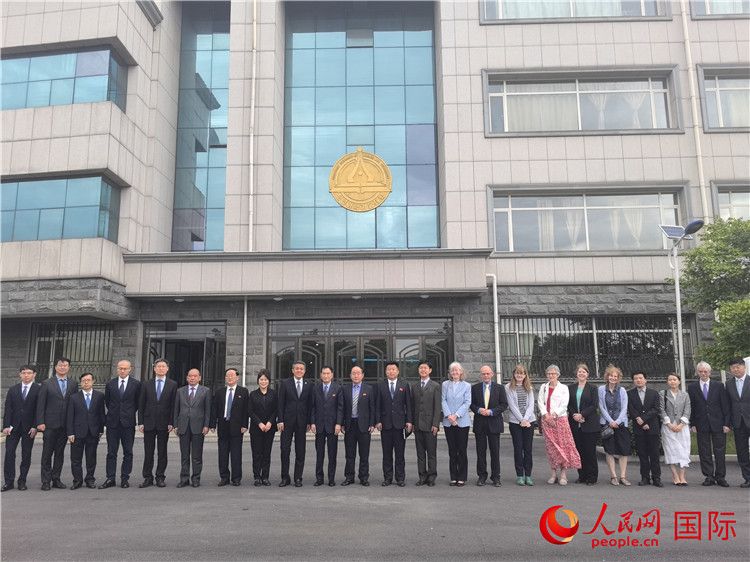 当地时间5月17日,王亚军大使率中国驻朝鲜使馆部分外交官赴平壤科技大学参访。图为王大使一行与该校教职人员合影。人民网记者 刘融摄