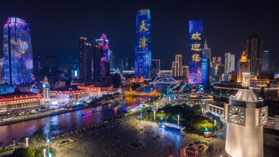这是8月1日拍摄的天津海河两岸夜景(无人机照片)。 新华社记者孙凡越摄