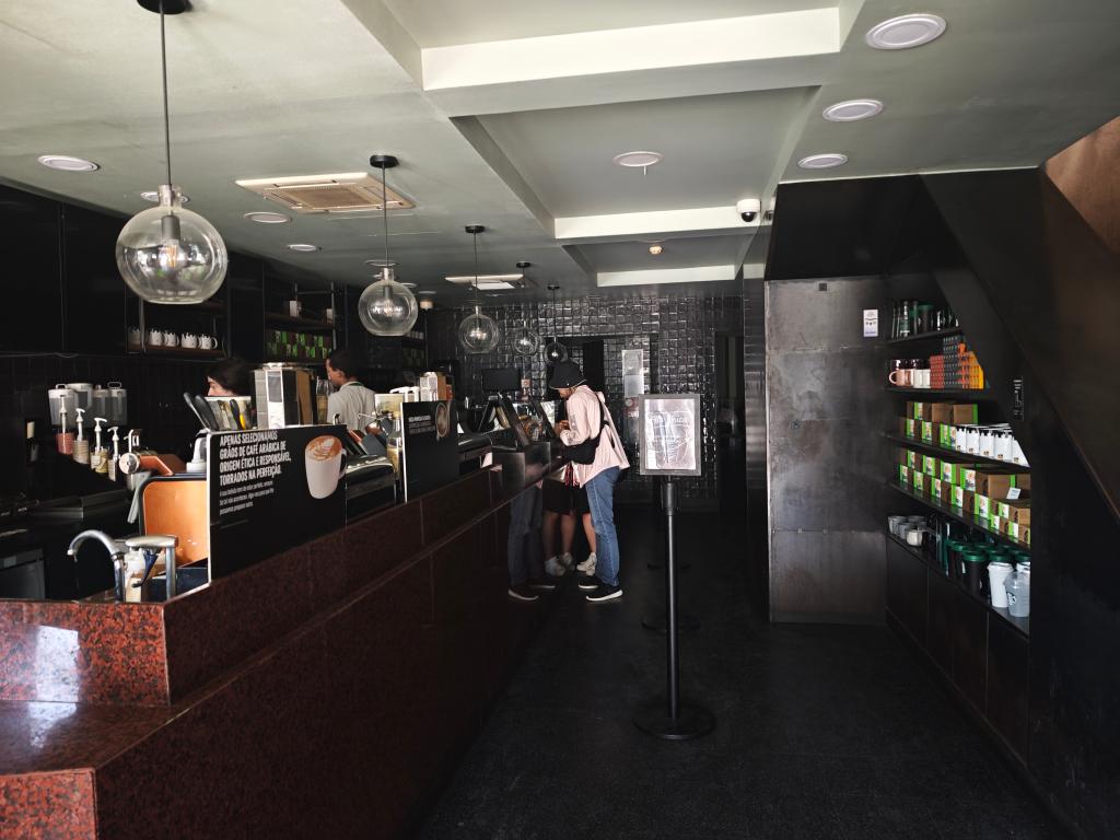4月28日,在葡萄牙里斯本,顾客在一家停电的咖啡店等候。新华社记者荀伟摄