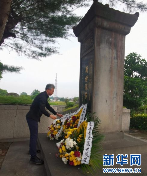6月20日，中国驻印尼大使王鲁彤向“九·二〇”抗日英雄纪念碑敬献花篮并整理缎带。（中国驻印尼大使馆供图）
