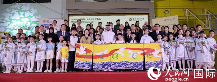 中阿嘉宾与师生代表合影。人民网记者管克江摄