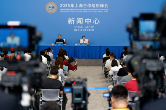  8月30日，在天津梅江国际会展中心，2025年上海合作组织峰会新闻中心举行上合组织睦邻友好合作委员会吹风会，上海合作组织睦邻友好合作委员会秘书长左洪波介绍该组织民间交往与合作，以及睦委会推进该组织民间外交工作情况，并回答记者提问。 新华社记者 张笑宇 摄