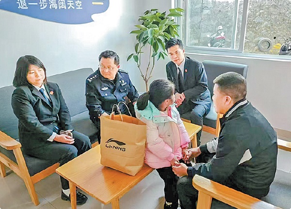 图为2025年1月21日,在福建省永泰县人民法院执行法官林建锋(左三)的陪同下,小蕾与父亲叶某见面。王建林 摄