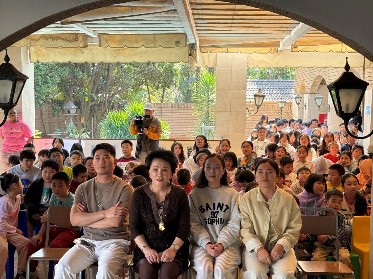 中文学校师生在照片展现场 。非洲华文教育基金会中文学校供图