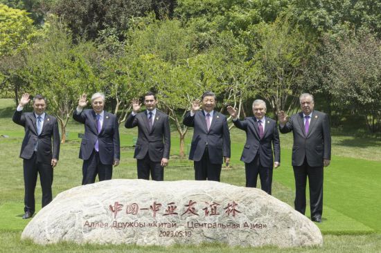 2023年5月19日上午,国家主席习近平在陕西省西安市主持首届中国-中亚峰会。峰会结束后,习近平和中亚五国元首共同种下六棵石榴树,既见证中国同中亚千年友好交往,也象征中国同中亚紧密团结合作,更寄托对中国-中亚关系美好未来的期待。新华社记者刘彬摄