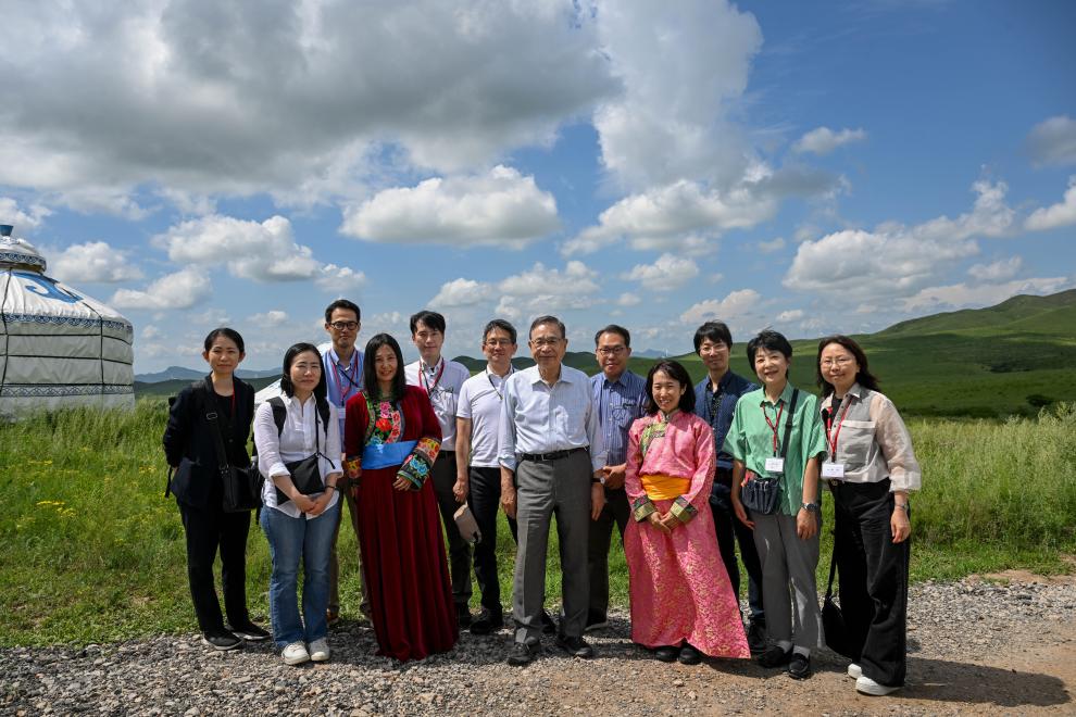 7月28日,参访的日本专家学者在扎鲁特旗合影。新华社记者 连振 摄