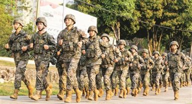 武警广西总队某支队某中队官兵开展训练。刘 明摄