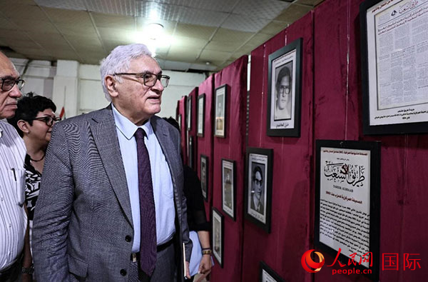 伊拉克共产党总书记拉伊德·法赫米(右一)在观看展览。人民网伊纳斯·易卜拉欣摄