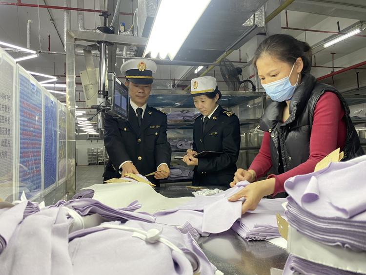 黄埔海关关员到毛织企业开展调研。周青摄